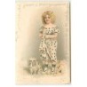n°21739 - Carte Gaufrée avec Paillettes - Petit chien avec une lettre près d'une fillette