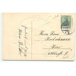n°21878 - Carte Gaufrée - Fillette assise dans un panier tenant une pomme