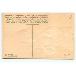 n°21921 - Carte Gaufrée - L'un après l'autre sur sa main ... de la Nature - Vieille femme avec des oiseaux
