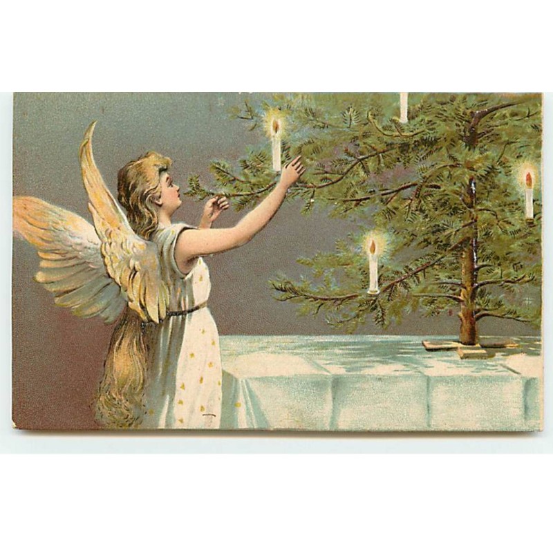 n°21924 - Carte Gaufrée - Ange gardien allumant les bougies d'un sapin