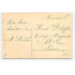 n°21937- Carte Gaufrée - Joyeuses Pâques - Poussins habillés, l'un portant un oeuf fait de myosotis