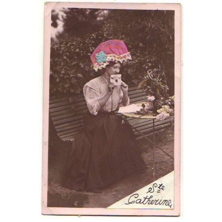 n°22003 - Sainte-Catherine - Bonnet rose - Jeune femme tenant une lettre