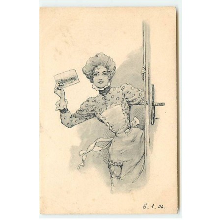 n°22173 - Jeune femme montrant une carte postale - deltiology