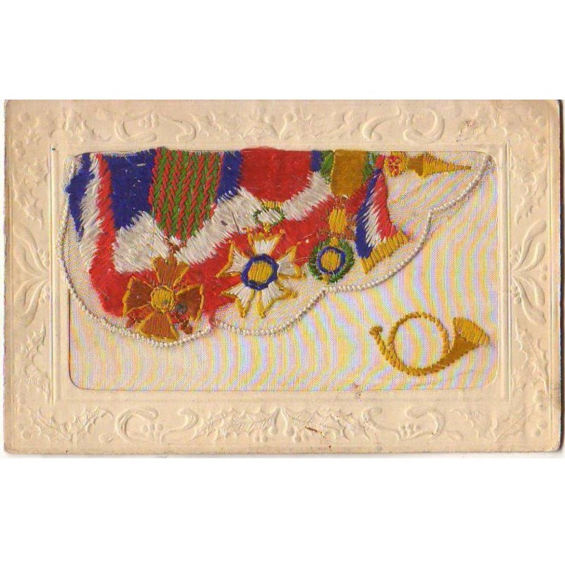 n°22302 - Carte Brodée - Clairon, drapeaux et médailles