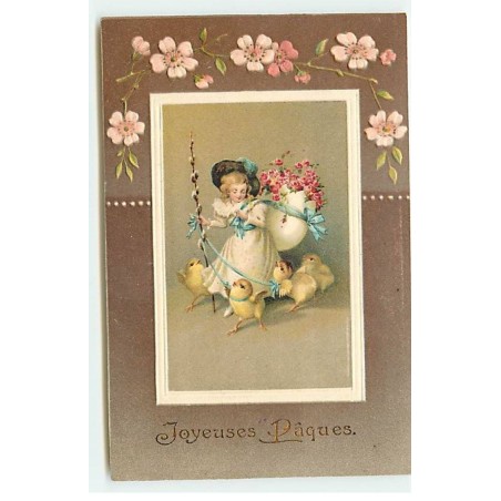 n°22332 - Carte Gaufrée - Joyeuses Pâques - Jeune fille entourée de poussins, portant un oeuf rempli de roses