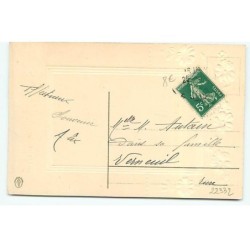 n°22332 - Carte Gaufrée - Joyeuses Pâques - Jeune fille entourée de poussins, portant un oeuf rempli de roses