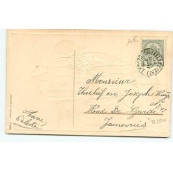 n°22390 - Carte Gaufrée - Jeune garçon portant des bagages et un bouquet de marguerites, en attenant le train