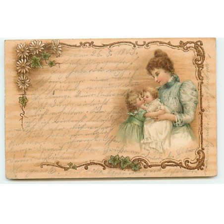 n°22468 - Carte imitation bois - Fillette embrassant un bébé tenu par sa mère