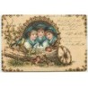 n°22471 - Carte imitation bois - Trois enfants dans un médaillon regardant des oiseaux mangeant près d'un tronc