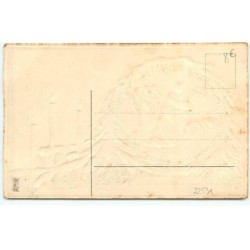 n°22531 - Carte Gaufrée - Heureux Noël - Scène de la Nativité au milieu de branches de sapin et de bougies