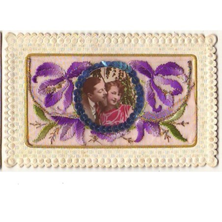 n°11501 - Carte Brodée avec Rabat - Iris - Couple dans un Médaillon