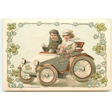n°22733 - Carte Gaufrée - Couple au volant d'une voiture, la jeune femme tenant un bouquet de roses
