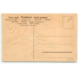 n°22734 - Carte Gaufrée - Jeune couple au volant d'une voiture, la jeune femme tenant un bouquet de roses