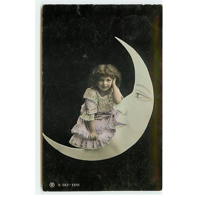 n°22944 - Fantaisie - Fillette assise sur un croissant de lune humanisé - surréalisme