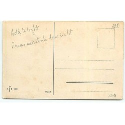 n°23011 - Carte à système - Hold to Light -Hij: Ik geef een rondje, ... - Femme mécontente dans son lit