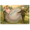 n°23035 - Carte Gaufrée - Pâques - Enfants près d'un oeufs, un garçon portant un bandeau sur les yeux
