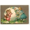 n°23037 - Carte Gaufrée - Pâques - Fillette regardant un couple d'enfants cachés dans un oeuf
