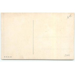 n°23061 - SB Pearce - Fillette près d'un chien portant un chapeau en papier