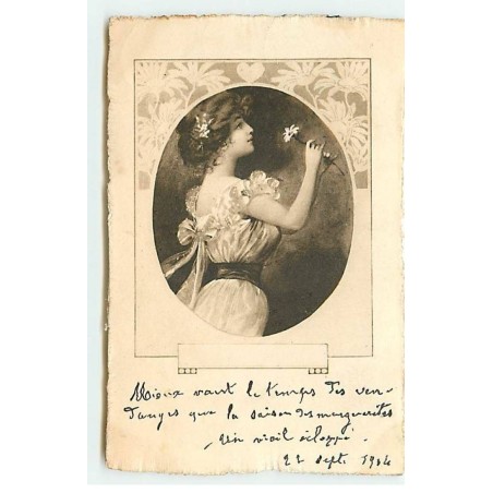 n°23069 - Fantaisie - Jeune femme admirant une marguerite dans un médaillon