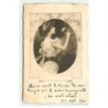 n°23069 - Fantaisie - Jeune femme admirant une marguerite dans un médaillon