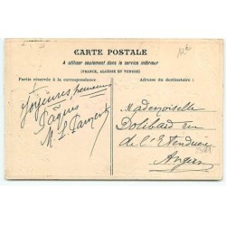 n°23081 - Carte Gaufrée - Joyeuses Pâques - Fillette près d'une femme avec un grand chapeau décoré d'oeufs