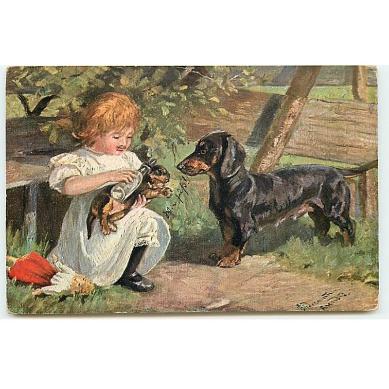 n°23098 - Chiens - Teckel regardant une fillette nourrissant son chiot avec un biberon - dackel