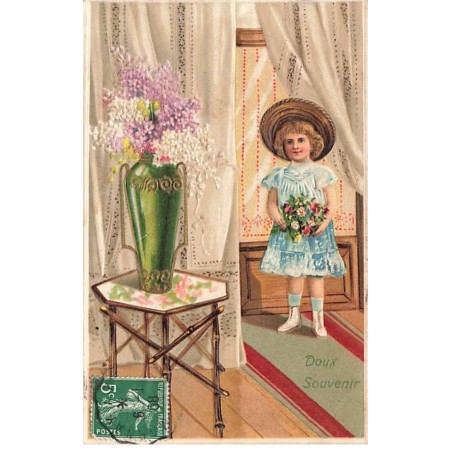 n°23431 - Carte Gaufrée - Doux Souvenir - Fillette apportant un bouquet, et admirant du lilas dans un vase