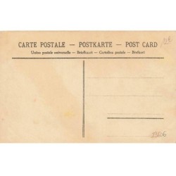 n°23606 - Illustrateur - Mille - Jeune femme de dos portant un pantalon et un grand chapeau avec une plume - Mode