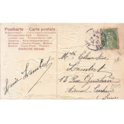 n°23719 - Carte Gaufrée - Joyeuses Pâques - Lapin sonnant dans un cor, assis sur un oeuf, tiré par des moutons