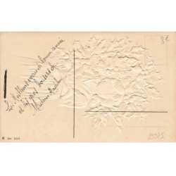 n°23975 - Carte Gaufrée - Bonne et Heureuse Année - Jeune fille portant des branches de houx