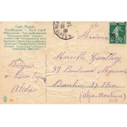 n°24076 - Carte Gaufrée - Joyeux Noël - Fillette marchant dans la rue, suivi par un homme portant ses paquets