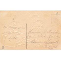 n°24180 - Carte Gaufrée - Heureuses Pâques - Une femme achetant des oeufs