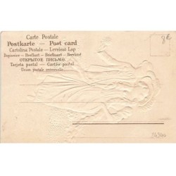 n°24340 - Carte Gaufrée - Fantaisie - Un couple se promenant dans un pré de myosotis