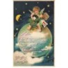 n°24471 - Carte Gaufrée - Nouvel An - Ange avec des portes-bonheur assis sur la Terre - lune