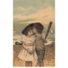 n°24498 - Carte Gaufrée - Couple sur une plage, garçon embrassant sur le front une fillette