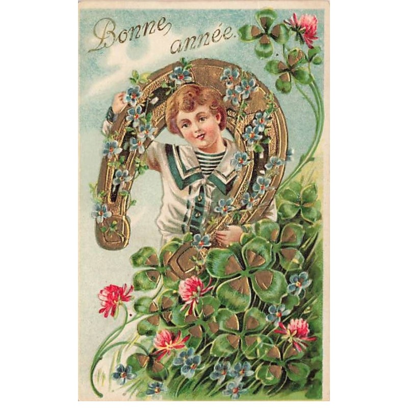 n°24570 - Carte Gaufrée - Bonne Année - Garçon portant un fer à cheval, au milieu de trèfles
