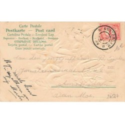 n°24587 - Carte Gaufrée - Enfants avec des ailes de papillon jouant de la musique pour des hannetons dansant