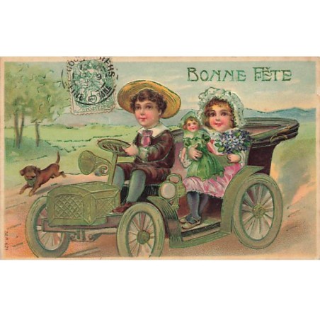 n°24699 - Carte Gaufrée - Fantaisie - Couple d'enfant dans une voiture, la fillette portant une poupée - Teckel