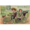 n°24699 - Carte Gaufrée - Fantaisie - Couple d'enfant dans une voiture, la fillette portant une poupée - Teckel