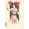 n°24817 - Illustrateur Dam - Jeune femme portant un corset et un grand chapeau rouge avec des plumes