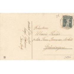n°24926 - Carte Fantaisie - Fillette avec un bouquet de roses rentrant dans une maison