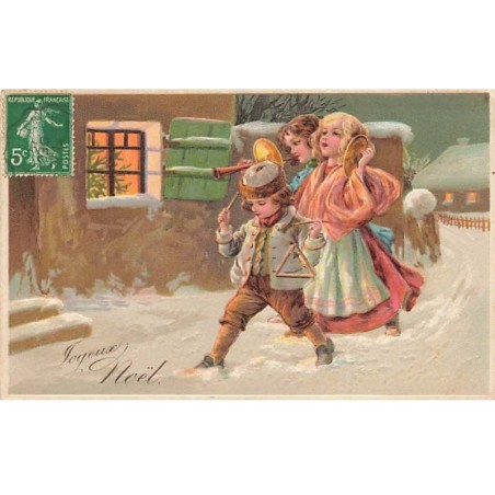 n°25126 - Carte Gaufrée - Joyeux Noël - Enfants près d'une maison jouant du triangle, des cymbales