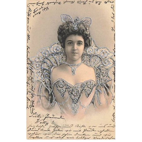 n°25138 - Carte Gaufrée - Fantaisie - Jeune femme portant une robe avec un grand col Aluminium