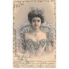 n°25138 - Carte Gaufrée - Fantaisie - Jeune femme portant une robe avec un grand col Aluminium