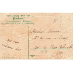 n°25178 - Carte Gaufrée - Joyeux Noël - Père Noël s'approchant d'un village