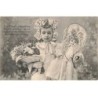 n°25193 - Jouet - Fillette tenant une poupée et un bouquet de fleurs - Paillettes
