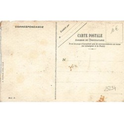 n°25234 - Carte Peinte à la Main - Fillette assise sur un mur, tenant une poupée