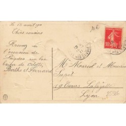 n°25386 - Carte Gaufrée - Joyeuses Pâques - Poussins habillés, l'un portant un oeuf décoré de myosotis