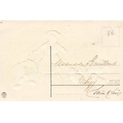 n°25389 - Carte Gaufrée - Heureuses Pâques - Poussins regardant un jeune cuistot