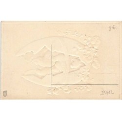 n°25412 - Carte Gaufrée - Joyeuses Pâques - Famille de poule dans un oeuf posé sur des violettes